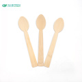 Cubiertos de cena de cucharas de bambú ecológicas naturales desechables en lugar de utensilios de plástico